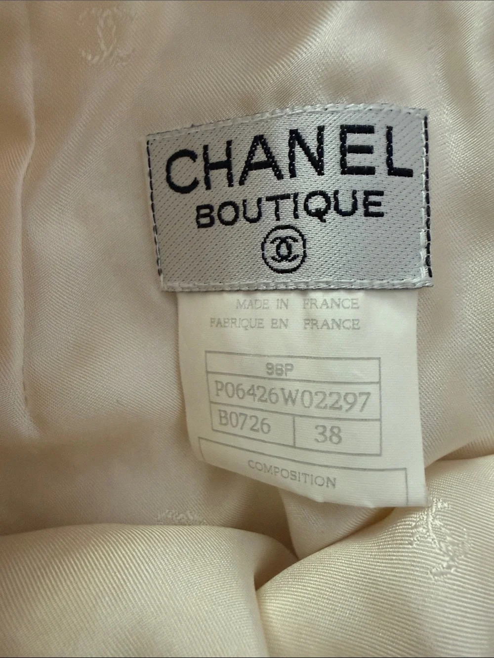 100% Authentic vintage  Chanel  Cream Tweed Pencil Skirt/ Button Detail Sz 38